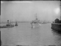 HMS_BELLWORT_entering_Victoria_Wharf,_Birkenhead_WWII_IWM_A23642.jpg