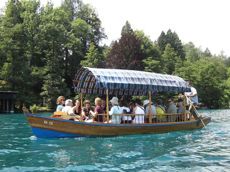 Pletna_at_Lake_Bled_(2).jpg
