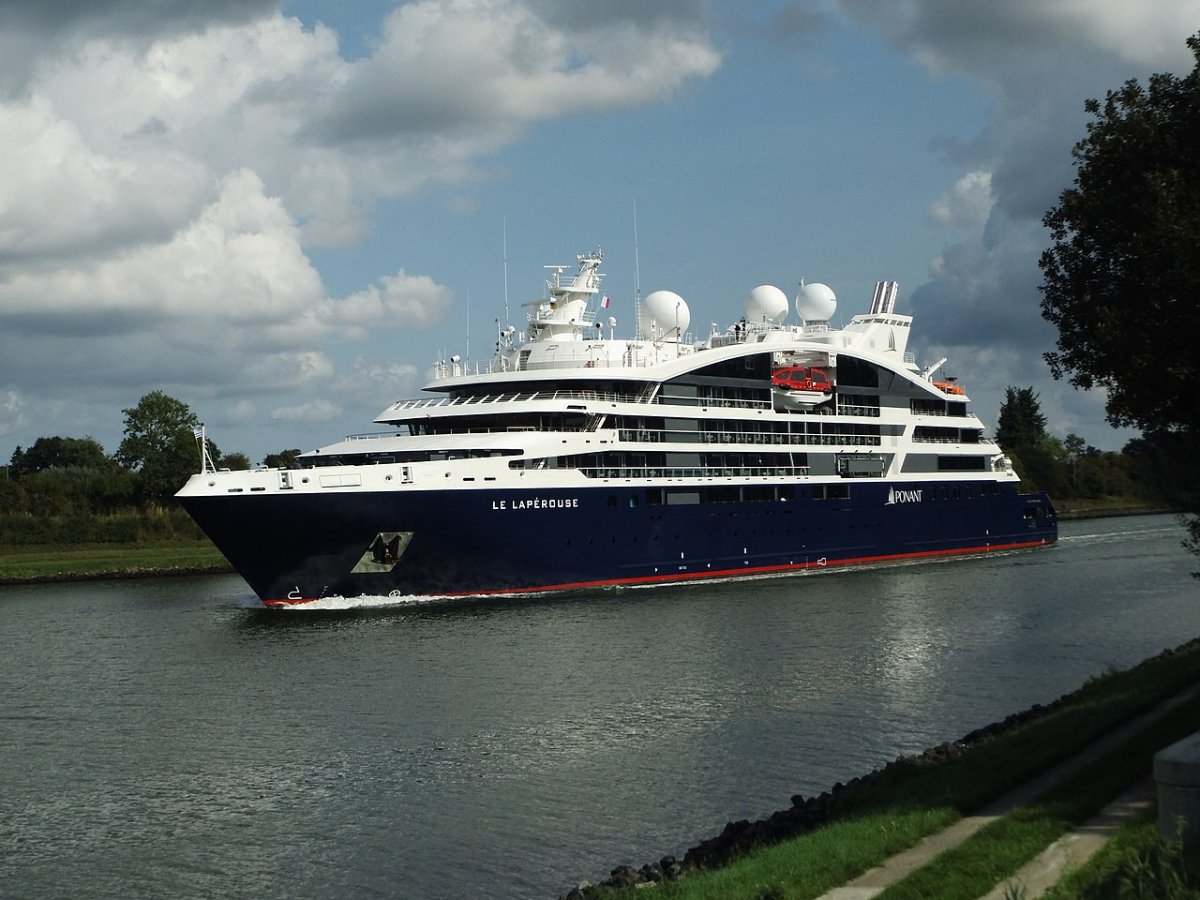 Le_Lapérouse_in_the_Kiel_Canal_-_Königsförde (2).jpg