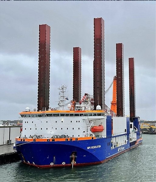 Wind_turbine_installation_vessel_MPI_Resolution_in_IJmuiden,_Netherlands_(2).jpg
