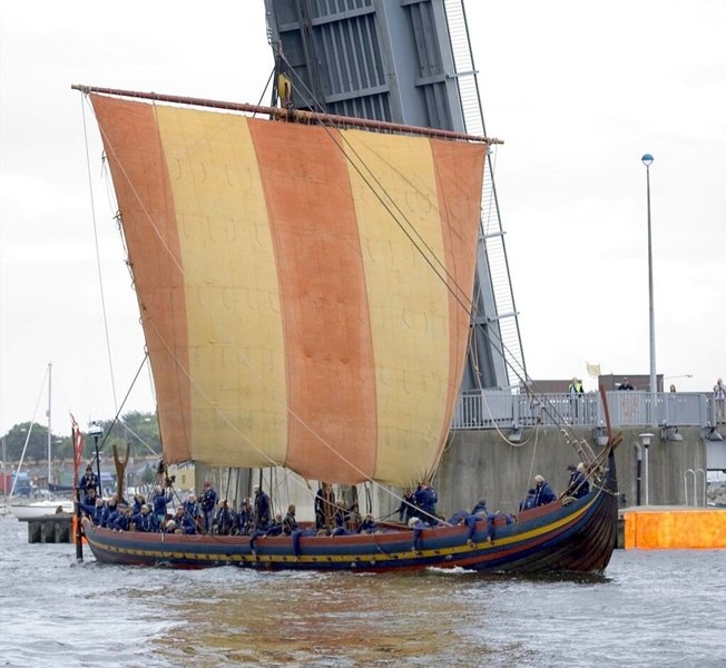 VIKING_LONGSHIP__SEA_STALLION__ARRIVES_IN_DUBLIN (1).jpg