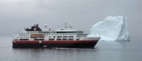 Fram_approaching_in_front_of_iceberg_upernavik_2007-08-19_1.jpg