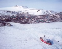 USCGC_Glacier_nearing_the_ice_pier.jpg
